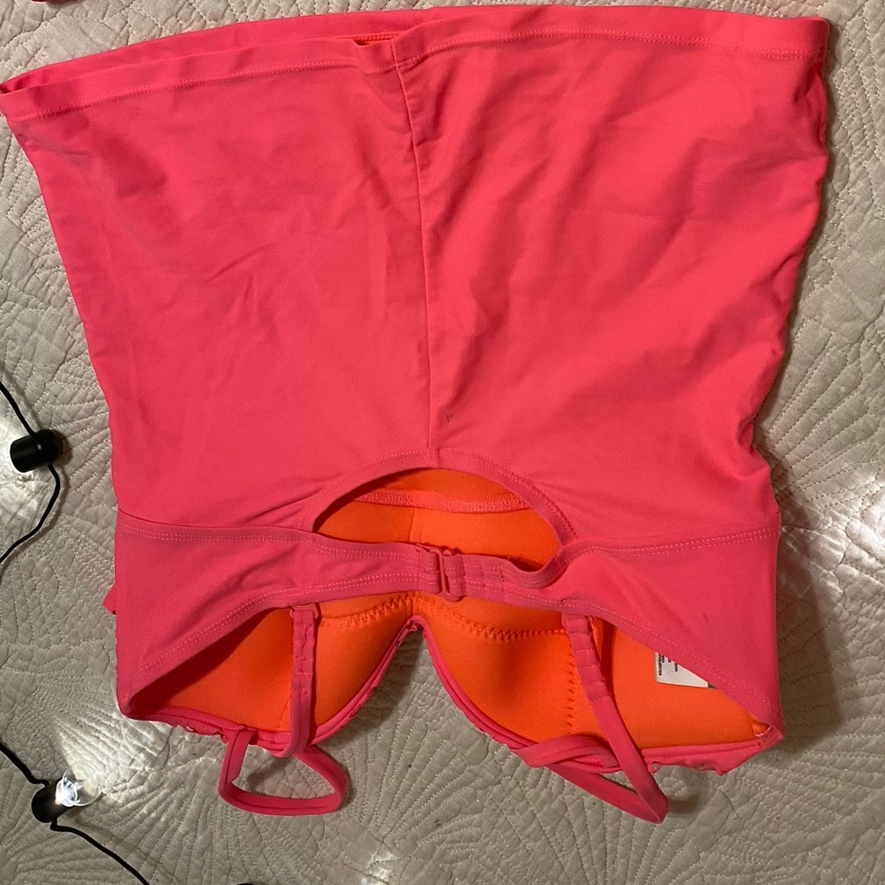 Nice swimming top - Picture 3 of 3
